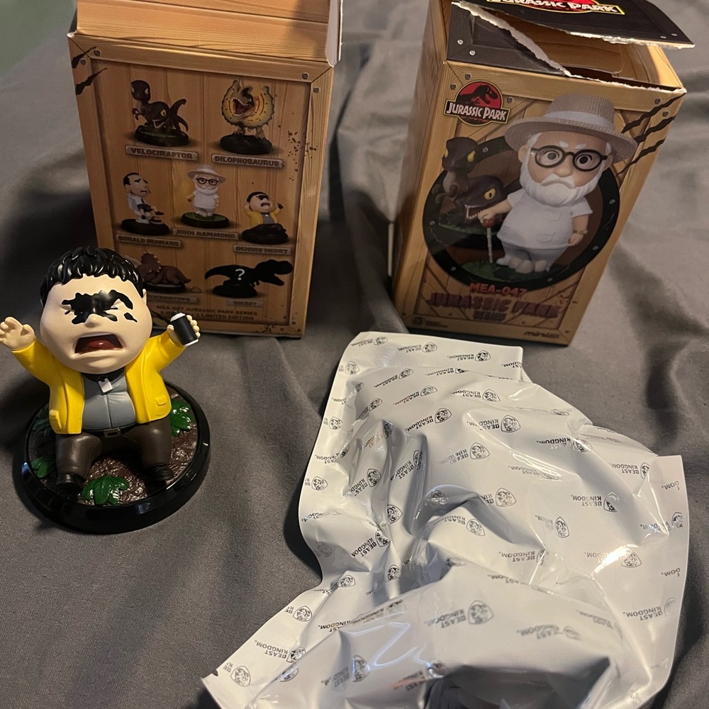 Jurassic Park Figure - comes with 2 figures
